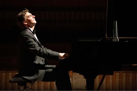 Pianista polonês Grzegorz Niemczuk