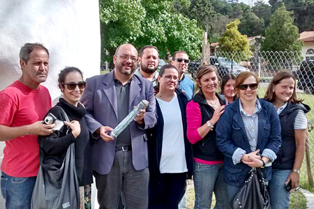 Representantes da Secretaria de Cultura e do Museu Felícia Leirner com a Cápsula do Tempo.