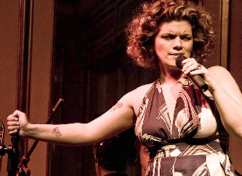 cantora Adriana Peixoto