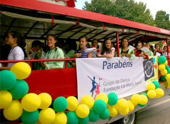 Dançarinos desfilam em pela cidade