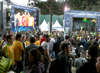Público prestigia Fan Park em Campos do Jordão na estréia da Seleção Brasileira na Copa do Mundo