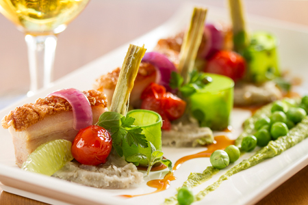 Restaurante Charpentier com Panceta assada na cerveja com carré de alcachofra e purê de ervilhas.