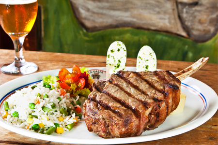 Restaurante La Gália com Prime rib grelhado, acompanha arroz primavera e palmito ao azeite harmonizando com Baden Baden Golden.