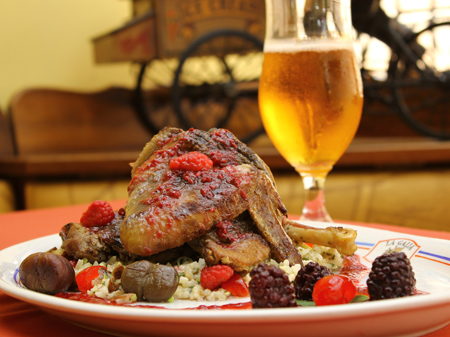 Restaurante La Gália: Faisão assado ao molho de frutas vermelhas e arroz com castanha portuguesa. Foto: Luiz Gião
