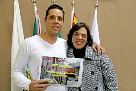 Alan Castanho Germano recebe o certificado das mãos de Marta Eisenlohr representando a Associação Central de Pousadas de Campos do Jordão