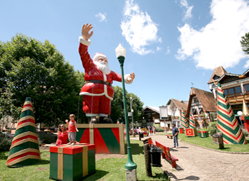 Papai Noel Gigante na Praça em Campos do Jordão