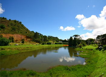 Lago ao lado da Estação do Bondinho com vista para Morro do Elefante