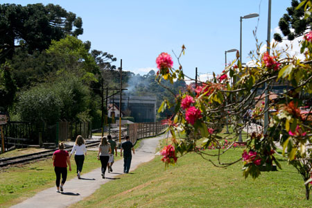 Pessoas caminhando em Campos do Jordão