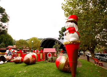 Praça enfeitada para projeto Páscoa na Montanha