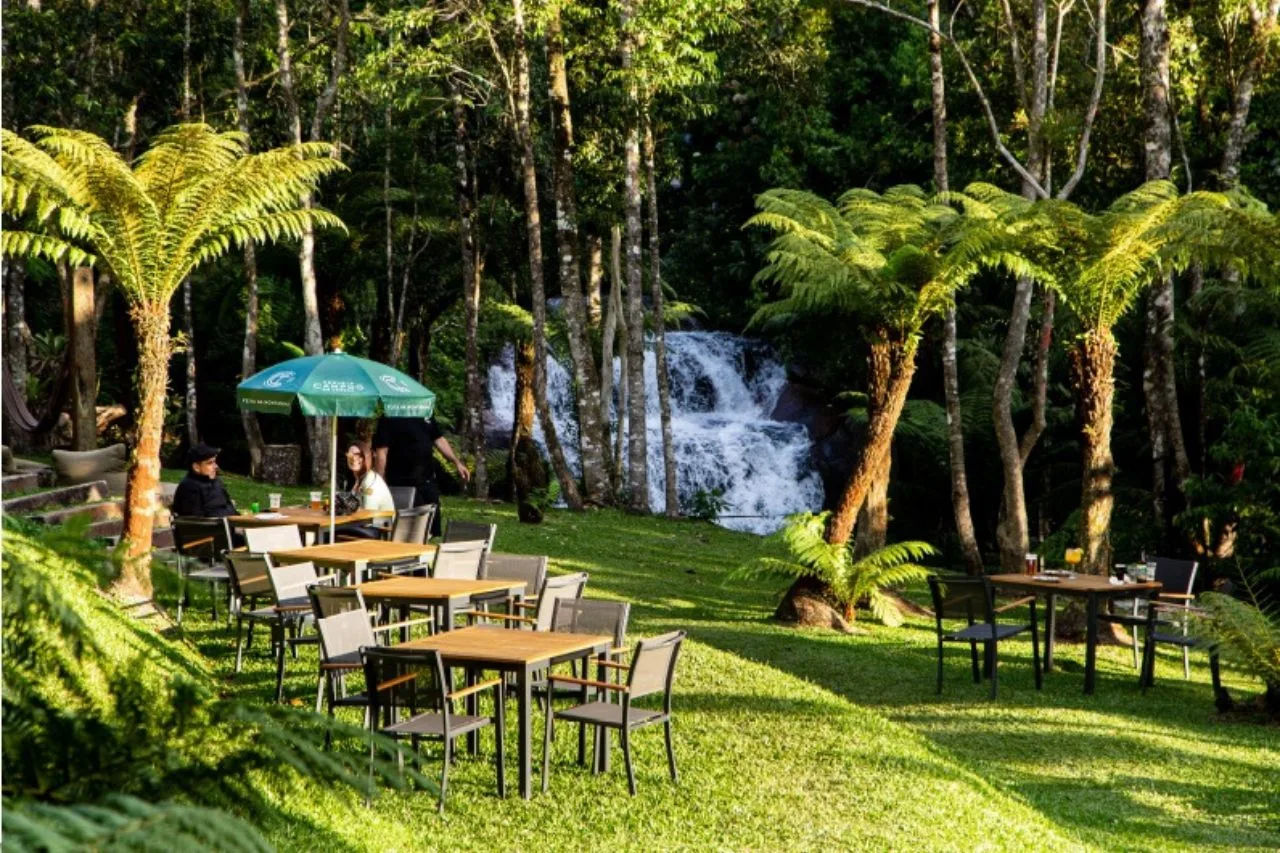 Parque da Cerveja em Campos do Jordão, inaugura Biergarten próximo à cachoeira