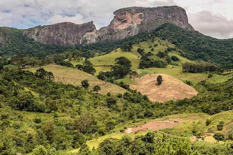 Trilha Rumo ao Topo da Pedra do Baú