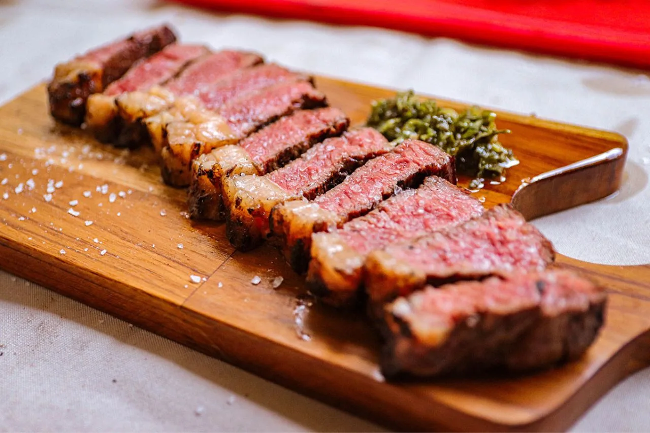 Verão: descubra quais são os estilos de cerveja que mais combinam com diferentes carnes servidas no churrasco e acompanhamentos