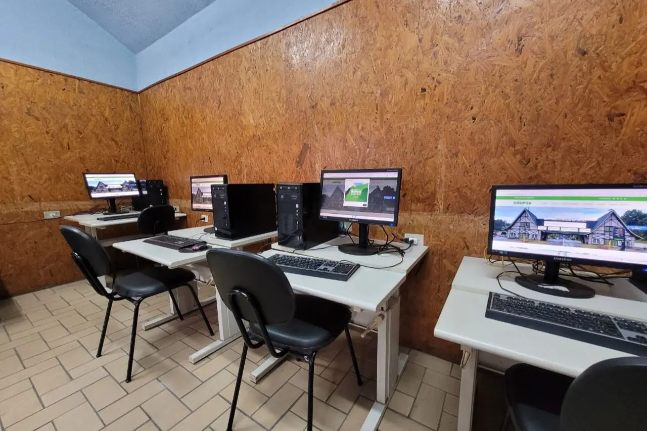 Serviços públicos digitais podem ser acessados no Mercado Municipal