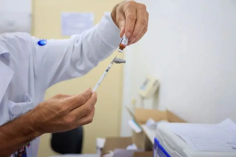 Ministério da Saúde amplia a vacinação contra pneumonia para idosos