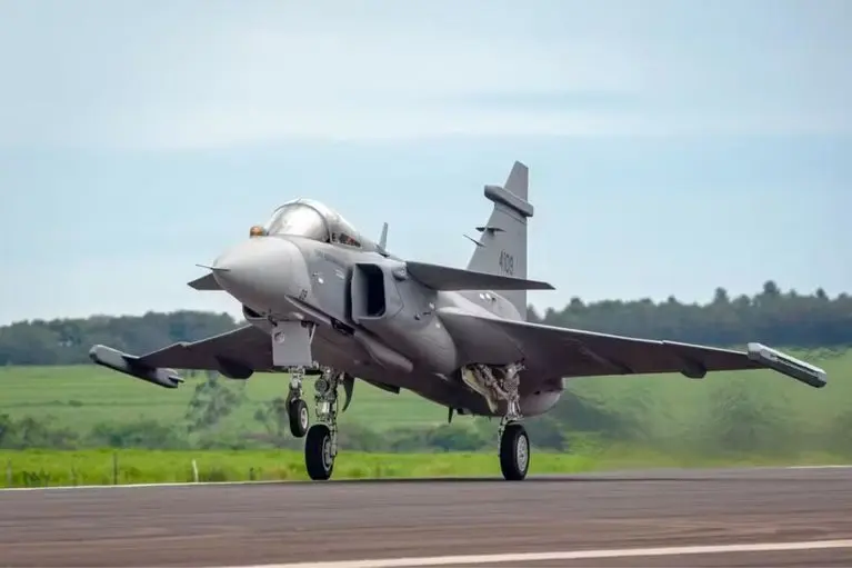 Primeiro Gripen fabricado pela Embraer faz voo inaugural