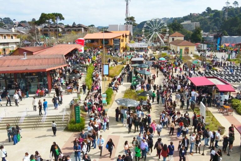 Festival de marchinhas dá início ao carnaval 2025 em Campos do Jordão