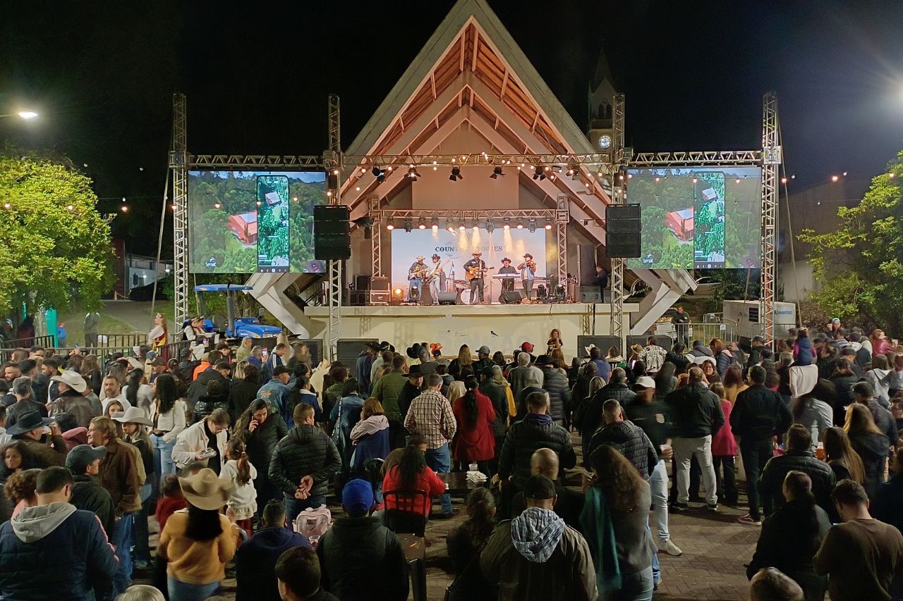 Mais de 15 mil pessoas participam da 60ª Festa do Pinhão