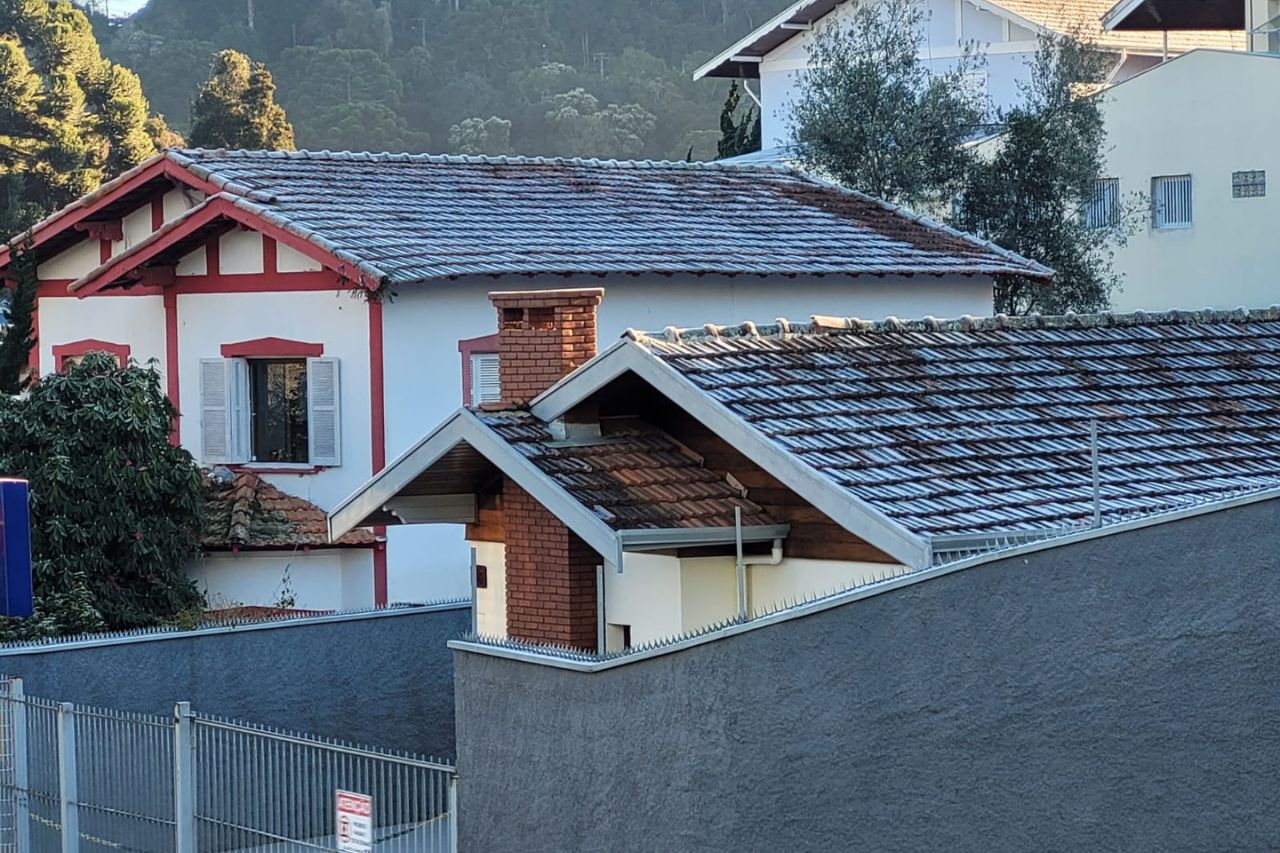 Abaixo de zero! Campos do Jordão registra temperatura negativa e forte geada