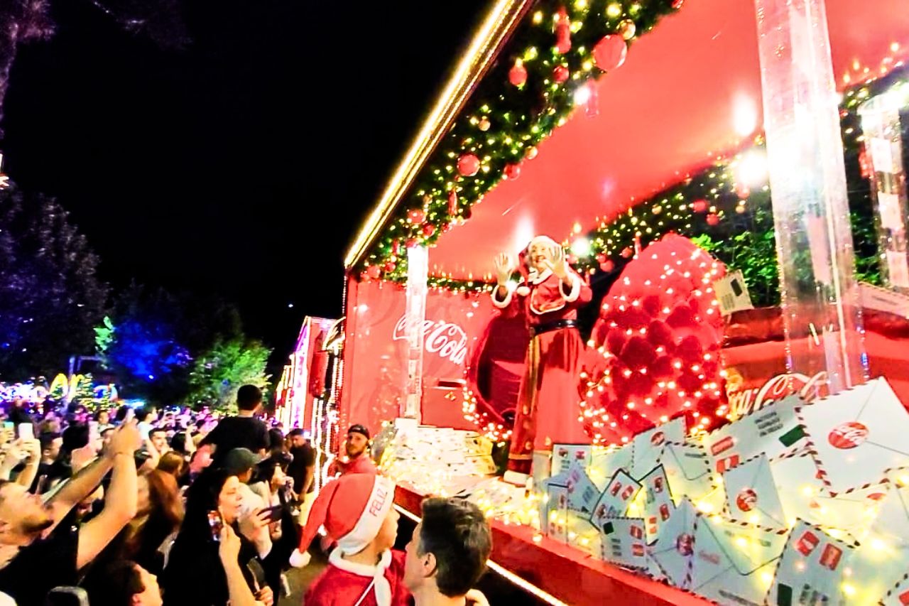 Caravana Coca-Cola atrai milhares de pessoas e reforça o maior Natal já vivido em Campos do Jordão