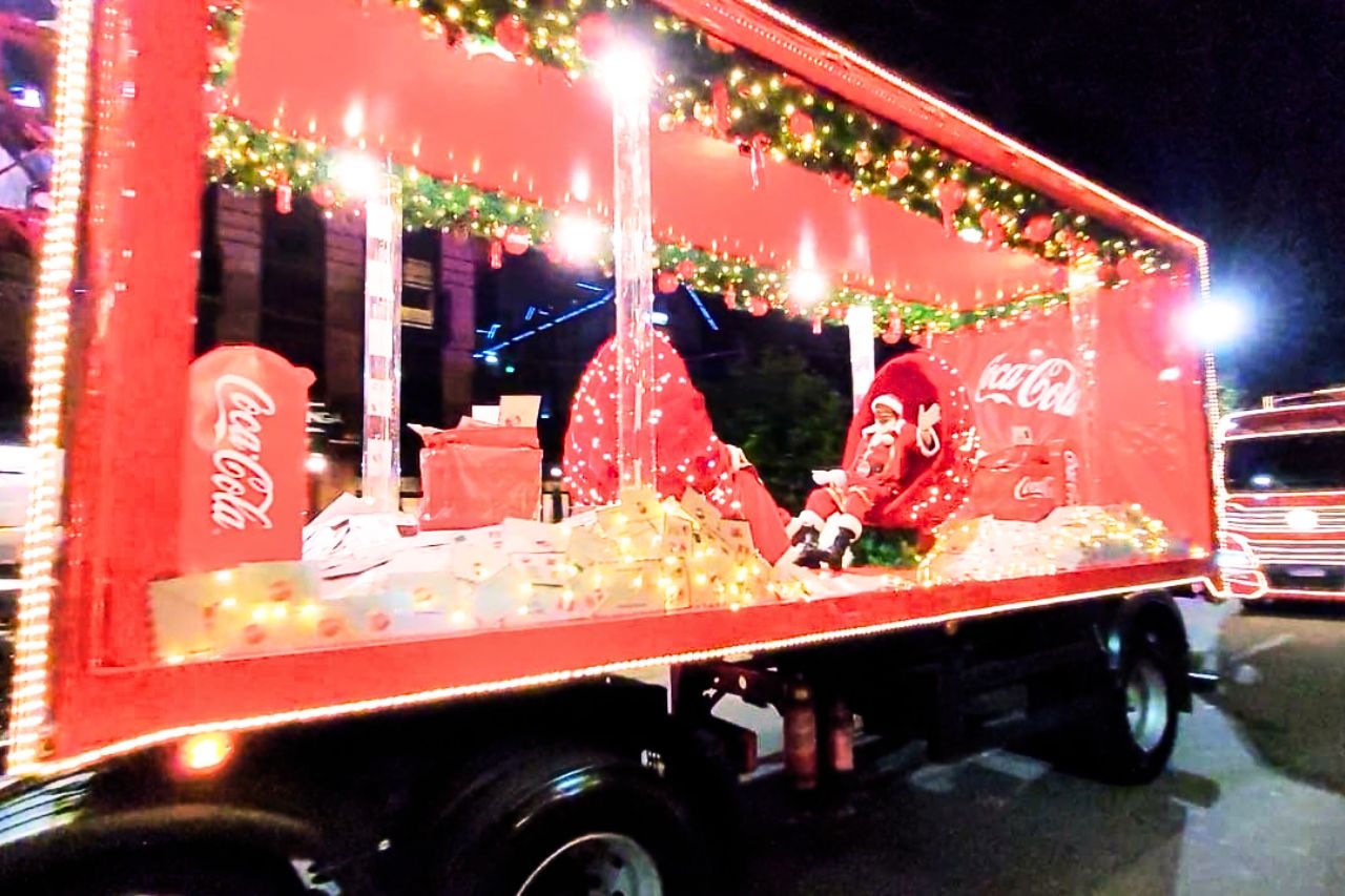 Caravana Coca-Cola atrai milhares de pessoas e reforça o maior Natal já vivido em Campos do Jordão