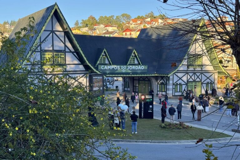 Frio de 3°C e chegada dos primeiros turistas marcam abertura da temporada de inverno em Campos do Jordão