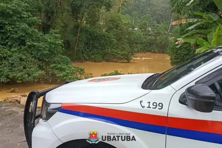 Ubatuba investiga mudança na cor da água do Rio Indaiá