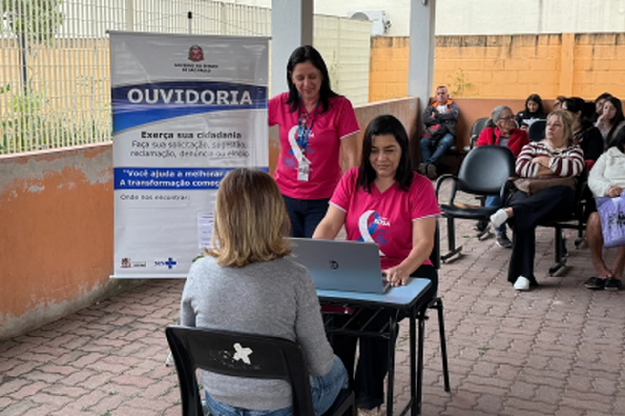 Equipe da Ouvidoria Itinerante atende uma usuária em Jacareí.
