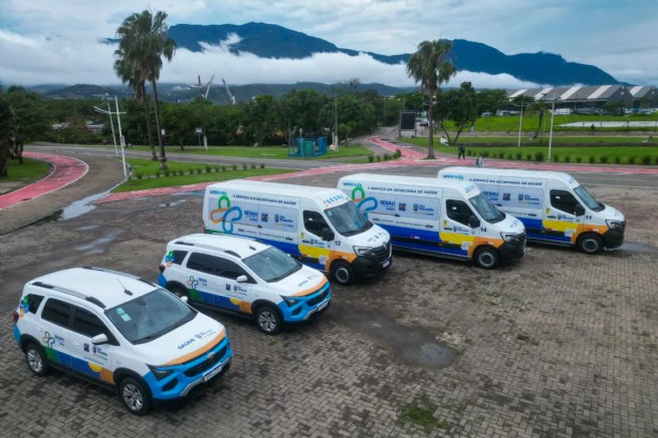 Três vans e dois carros do transporte municipal de saúde de São Sebastião.