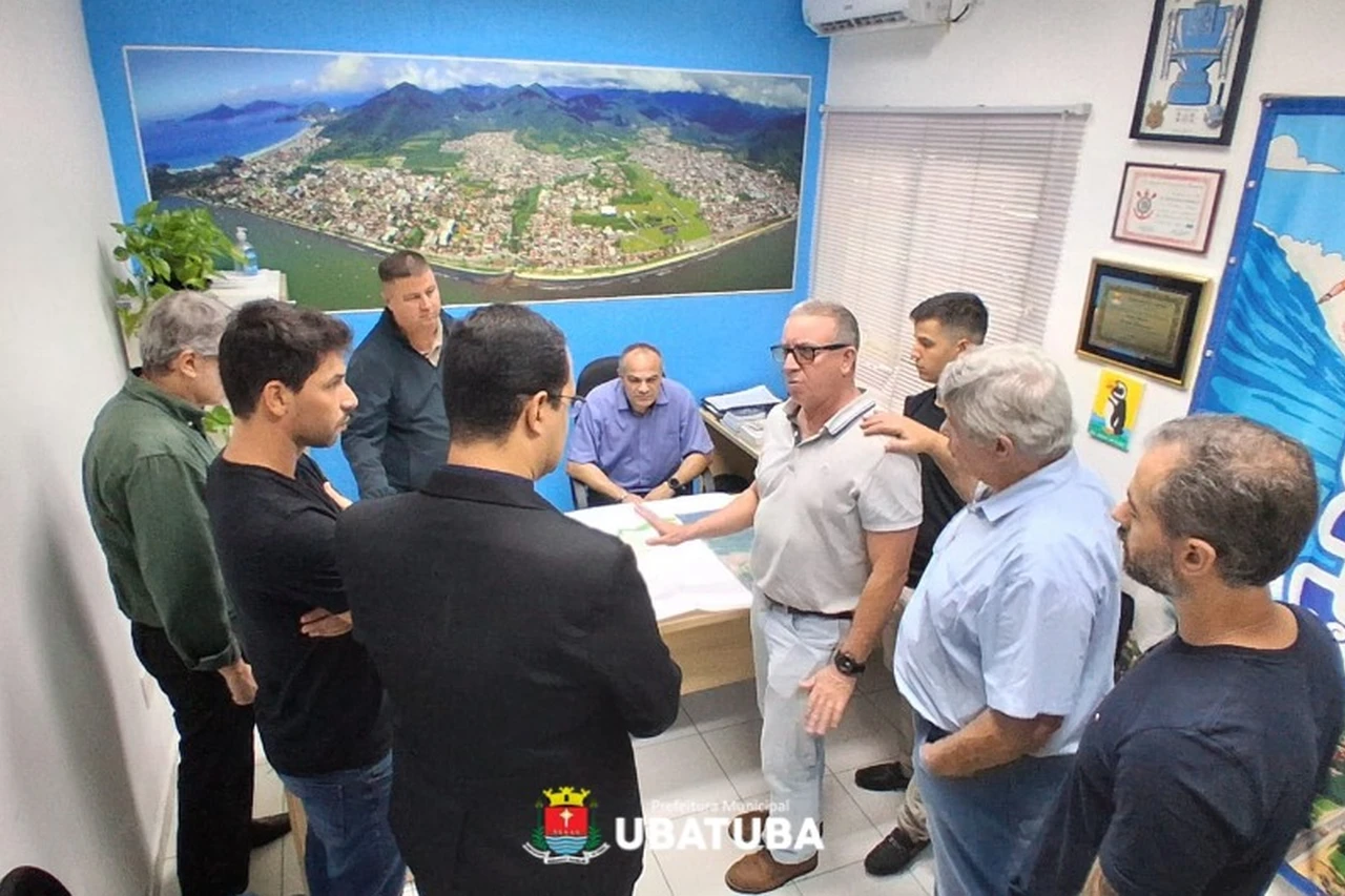 Representantes reunidos para discutir a regularização do Sesmarias, em Ubatuba.