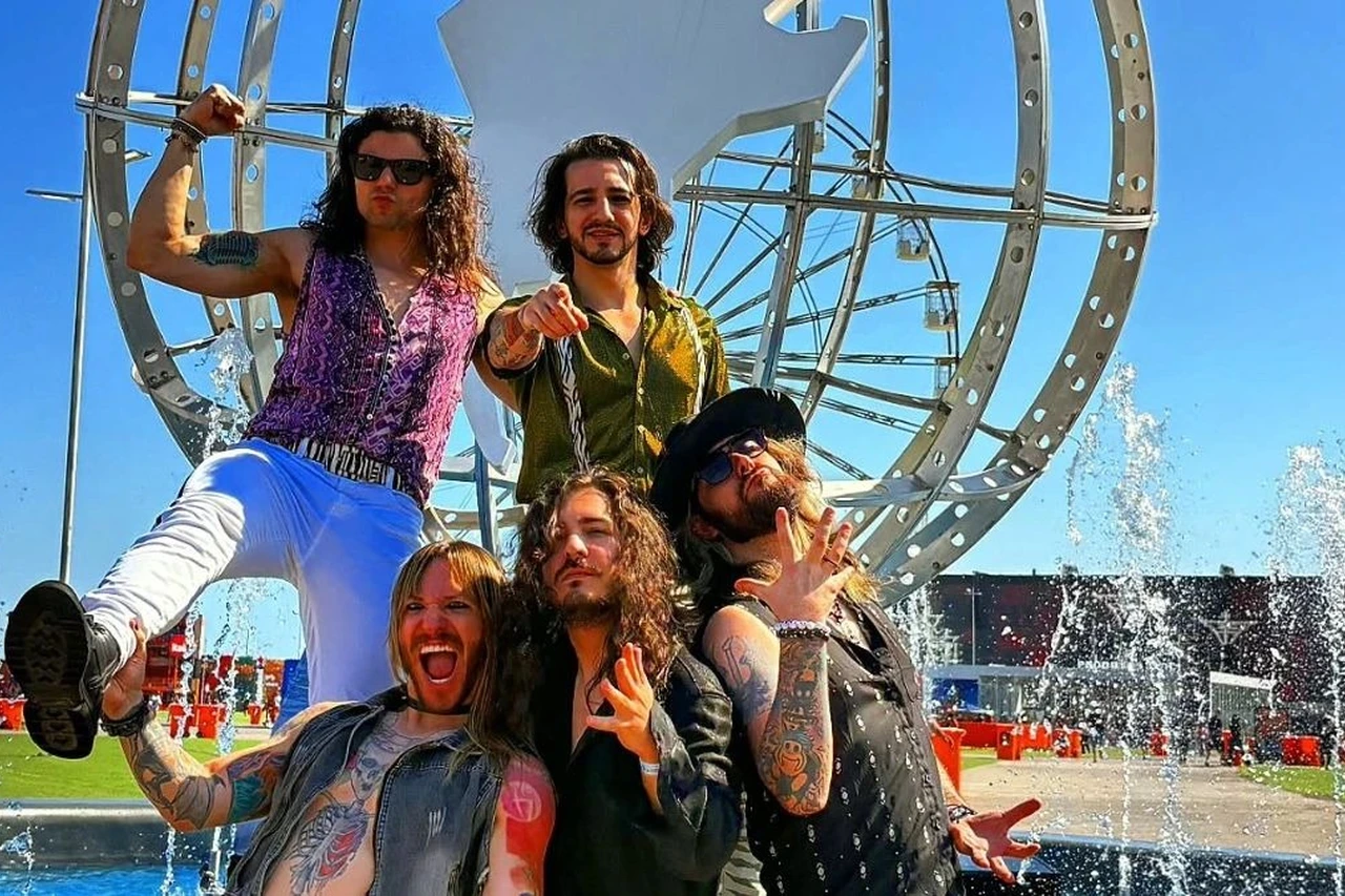 Integrantes da banda Black Jack posam junto a uma estrutura metálica ao ar livre.