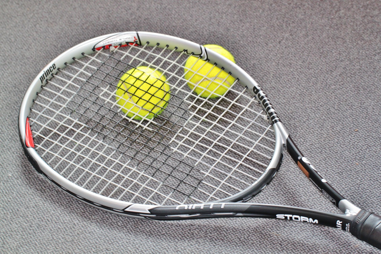 raquete-e-bolas-de-tenis