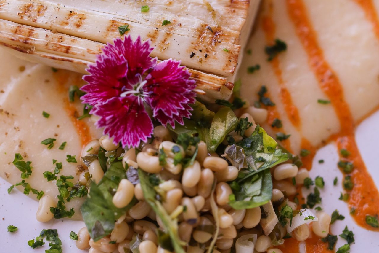A potência dos vegetais e a arte da gastronomia se encontram na cozinha do Restaurante Alquimia em Campos do Jordão