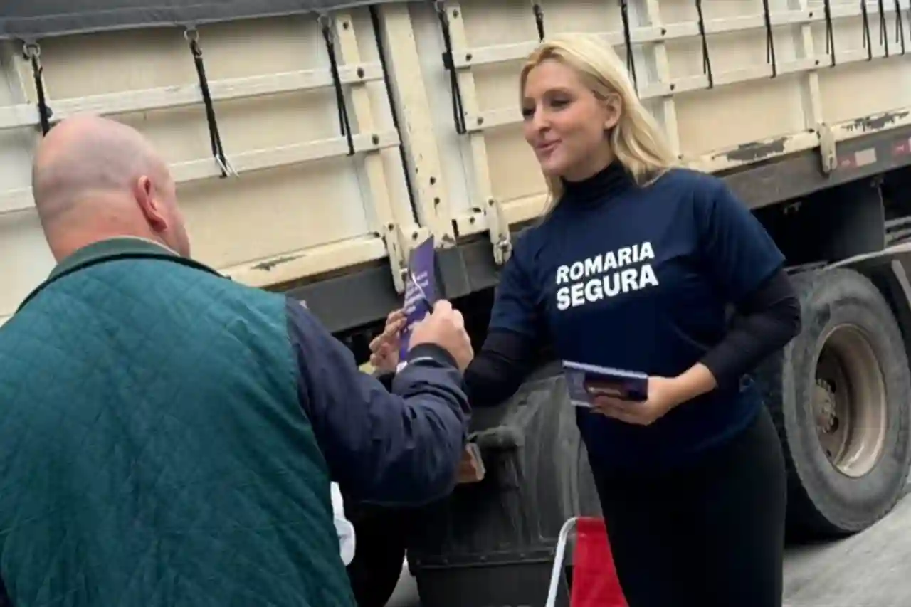 Equipe do projeto Romaria Segura entrega material de orientação a motorista na Via Dutra