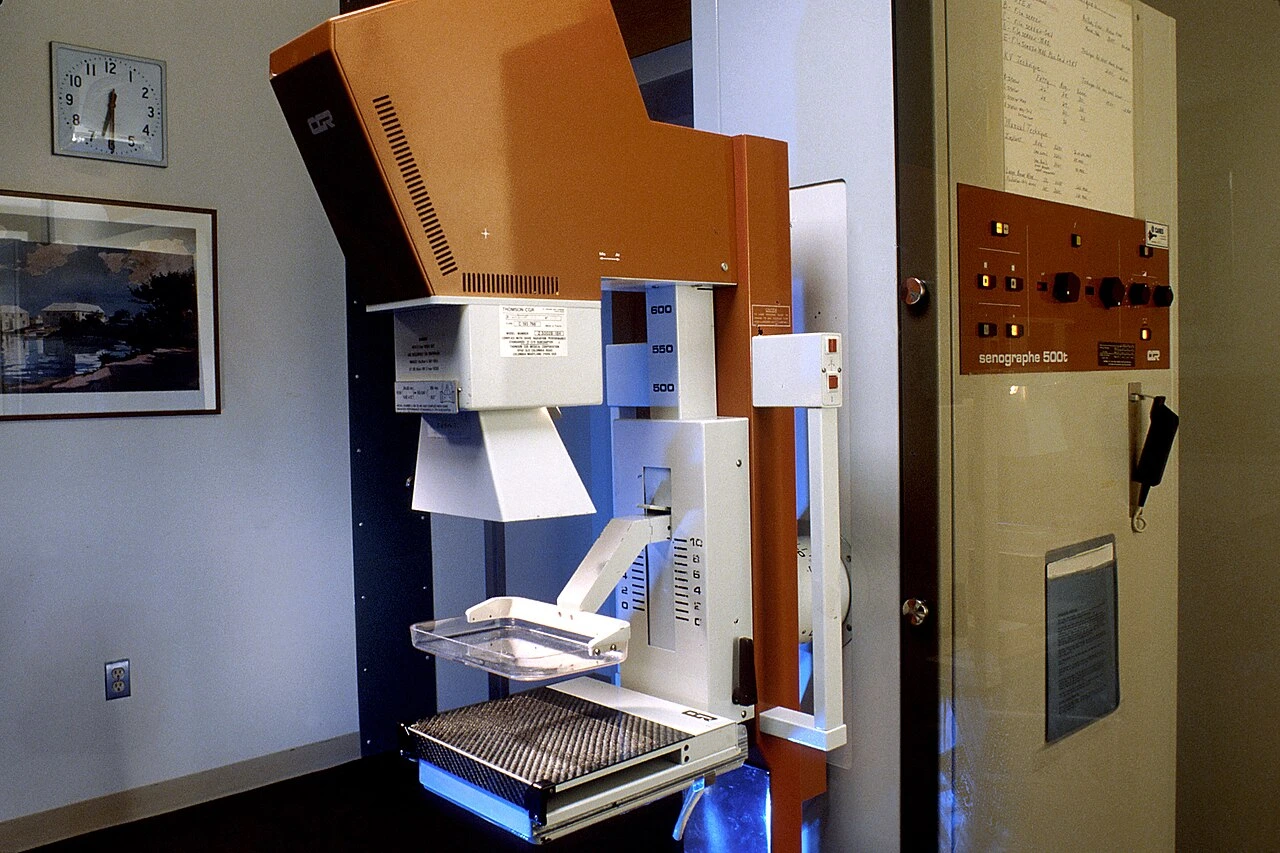 Equipamento de mamografia em fotografia histórica de 1991, usada como ilustração. Não retrata a rede de Jacareí.