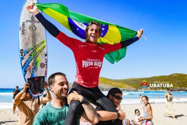 Ryan Kainalo, de Ubatuba, garante primeira vaga na elite mundial do surfe em 2027