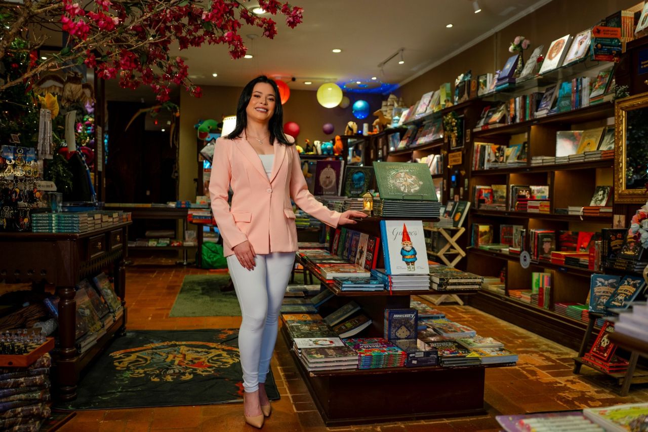 Escritora Sabrina Lira destaca a leitura como aliada das famílias durante as férias escolares