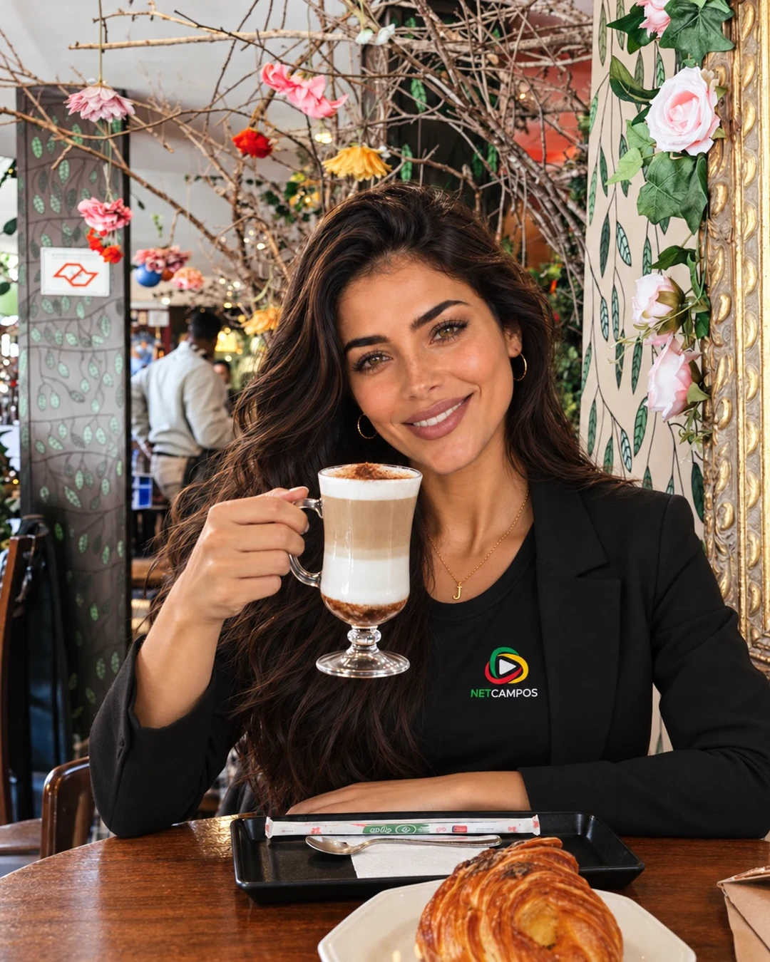 Jordana com taça de café em ambiente florido. Imagem gerada com IA.