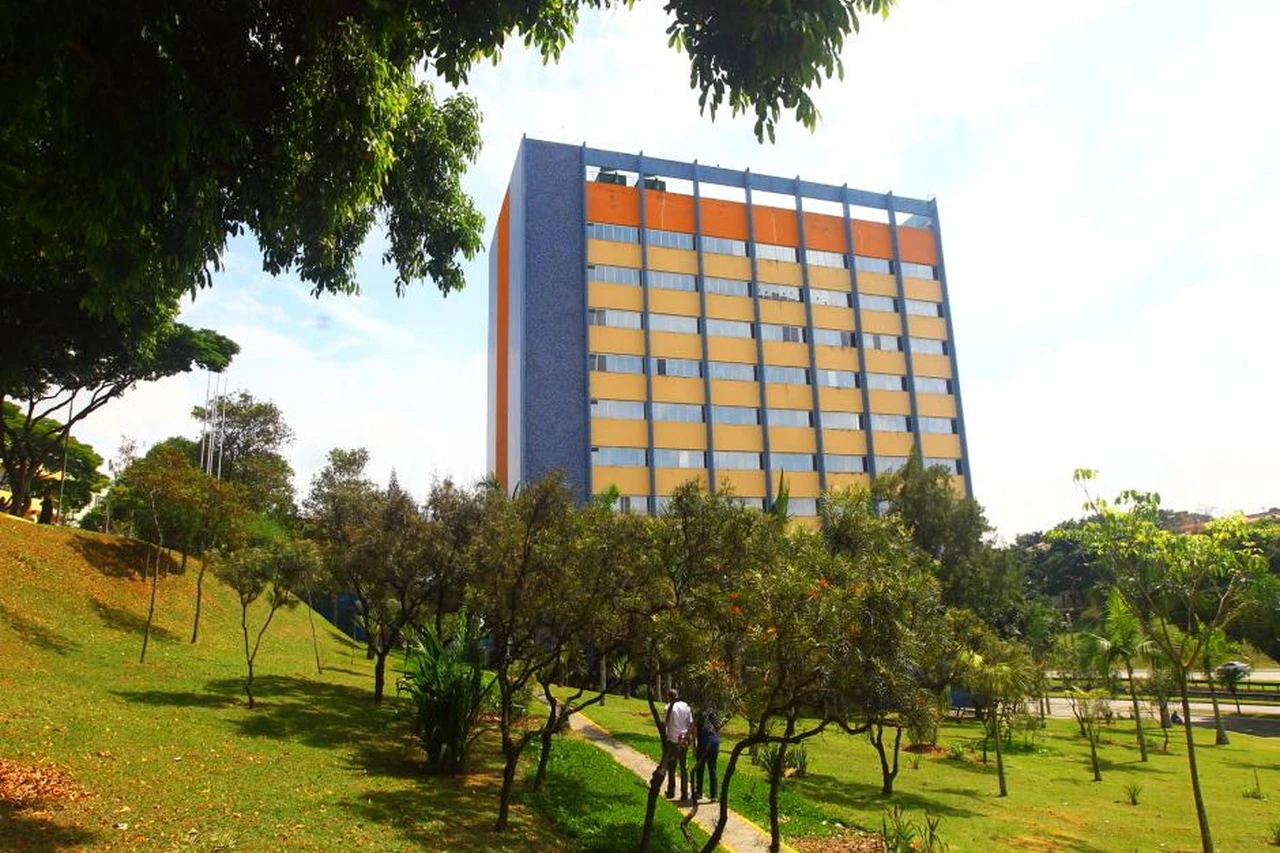 Prédio do Paço Municipal de São José dos Campos visto entre árvores.