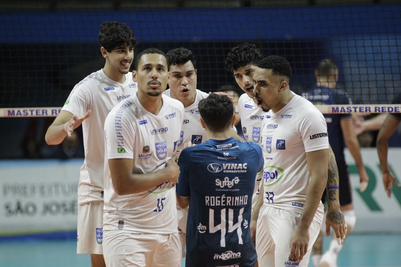 Atletas do Vôlei São José reunidos em quadra durante uma partida.