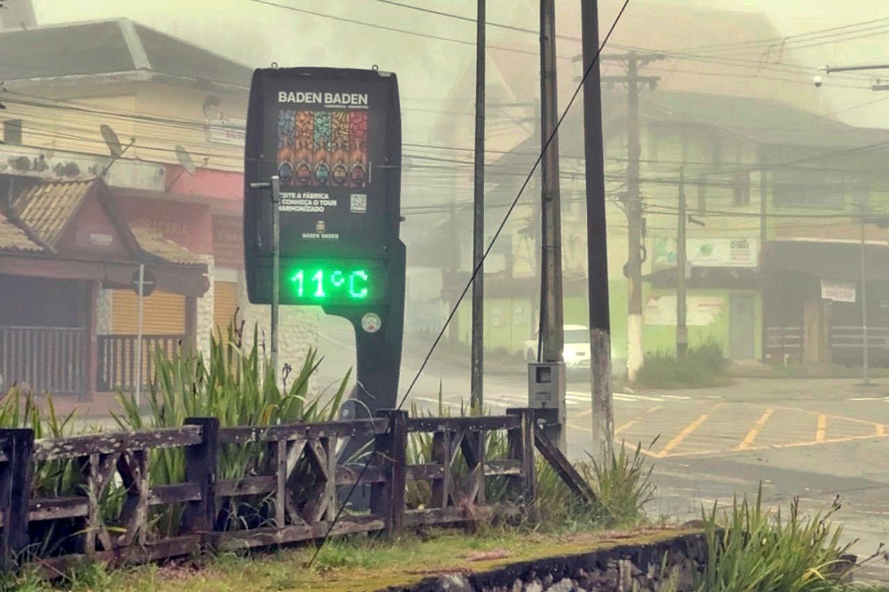 Neblina toma conta de Campos do Jordão e marca manhã úmida nesta segunda-feira