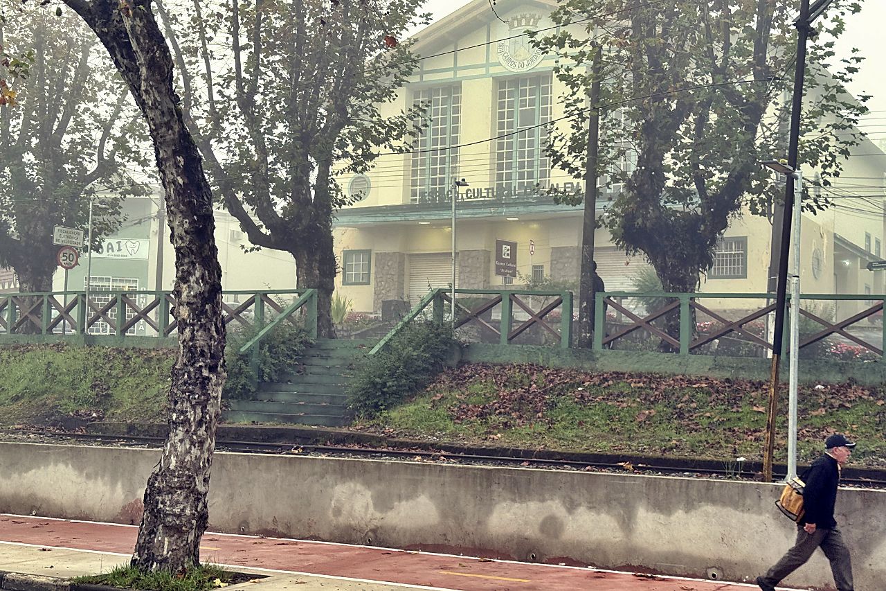 Neblina toma conta de Campos do Jordão e marca manhã úmida nesta segunda-feira