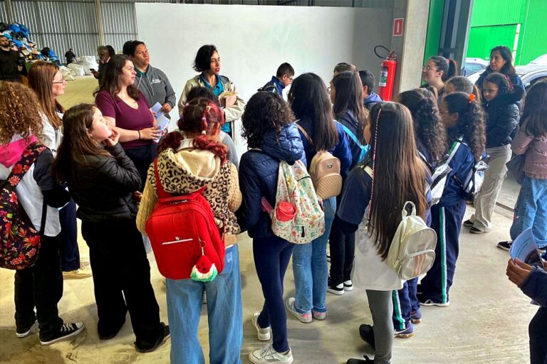Alunos de Campos do Jordão mergulham no universo da reciclagem em visita à Cooperativa Mantiqueira Viva