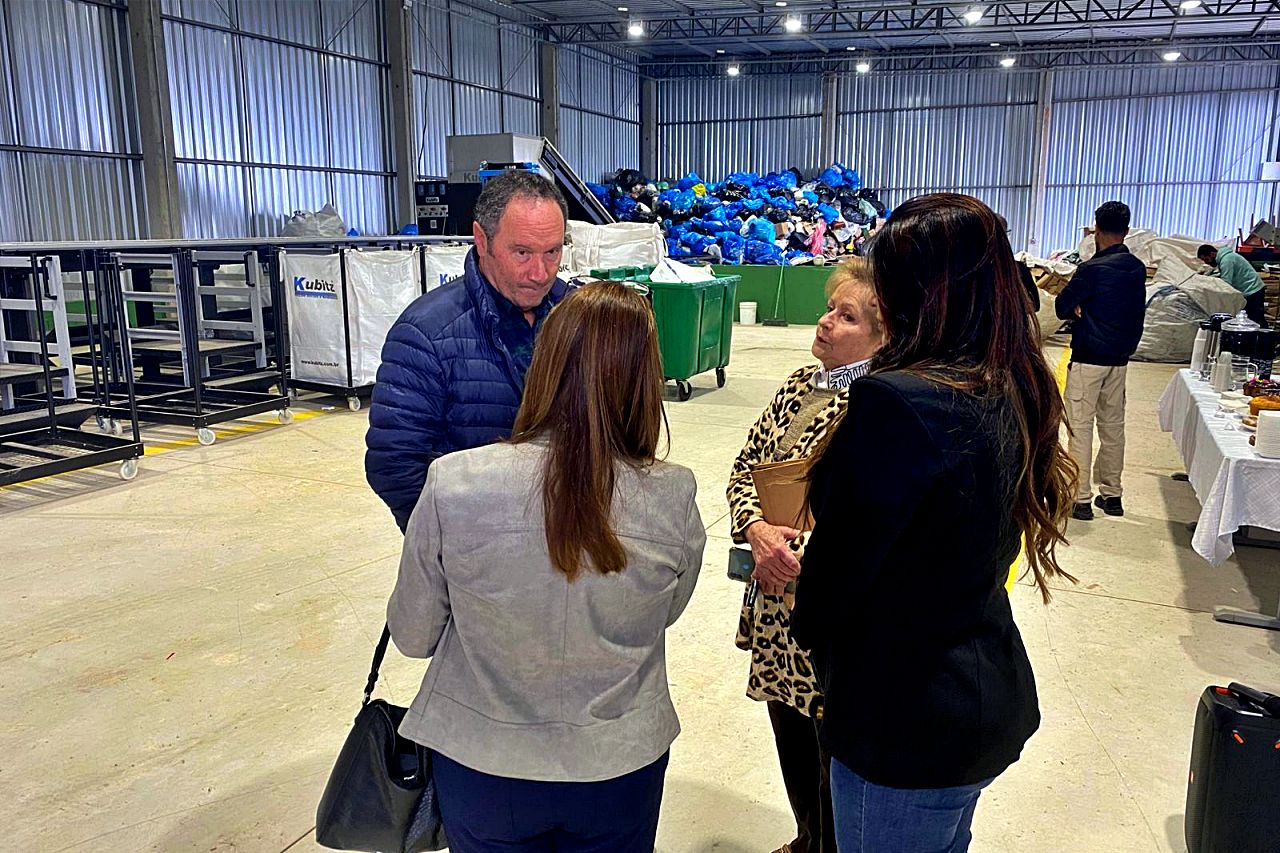 Alunos de Campos do Jordão mergulham no universo da reciclagem em visita à Cooperativa Mantiqueira Viva