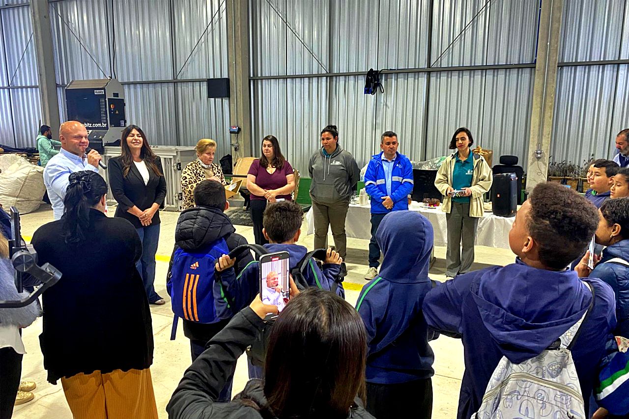 Alunos de Campos do Jordão mergulham no universo da reciclagem em visita à Cooperativa Mantiqueira Viva