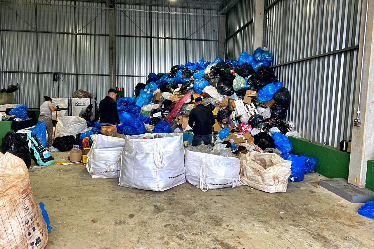 Alunos de Campos do Jordão mergulham no universo da reciclagem em visita à Cooperativa Mantiqueira Viva