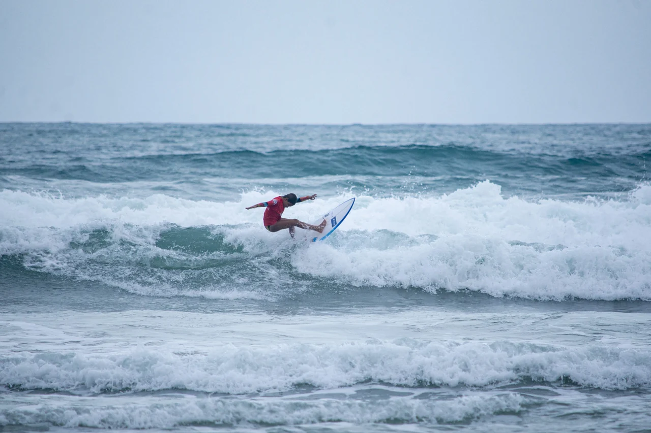 Surfista participa de competição na Praia Grande, em Ubatuba